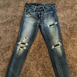 AE OUTFITTERS Distressed Jeans